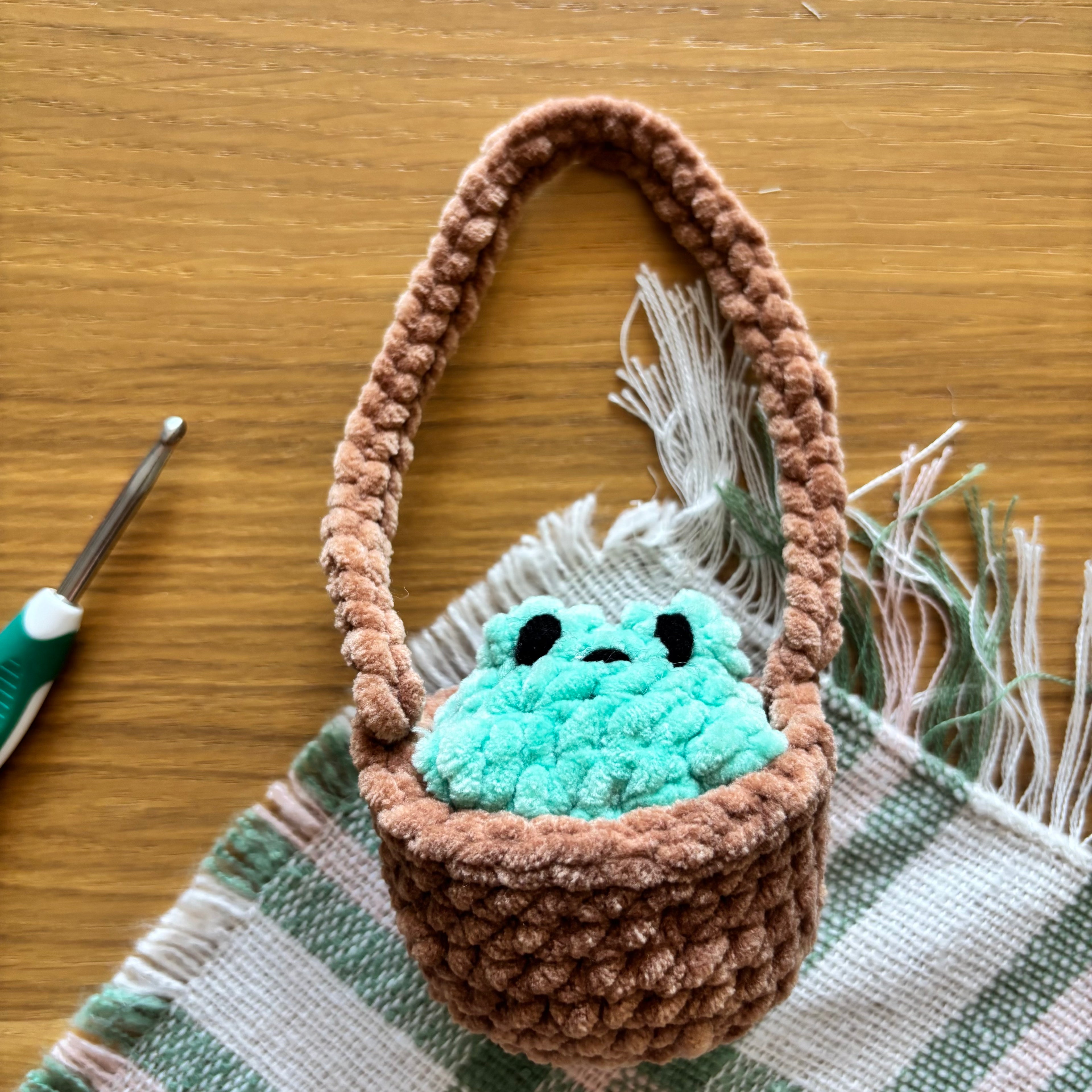 Grenouille dans son panier pour rétroviseur