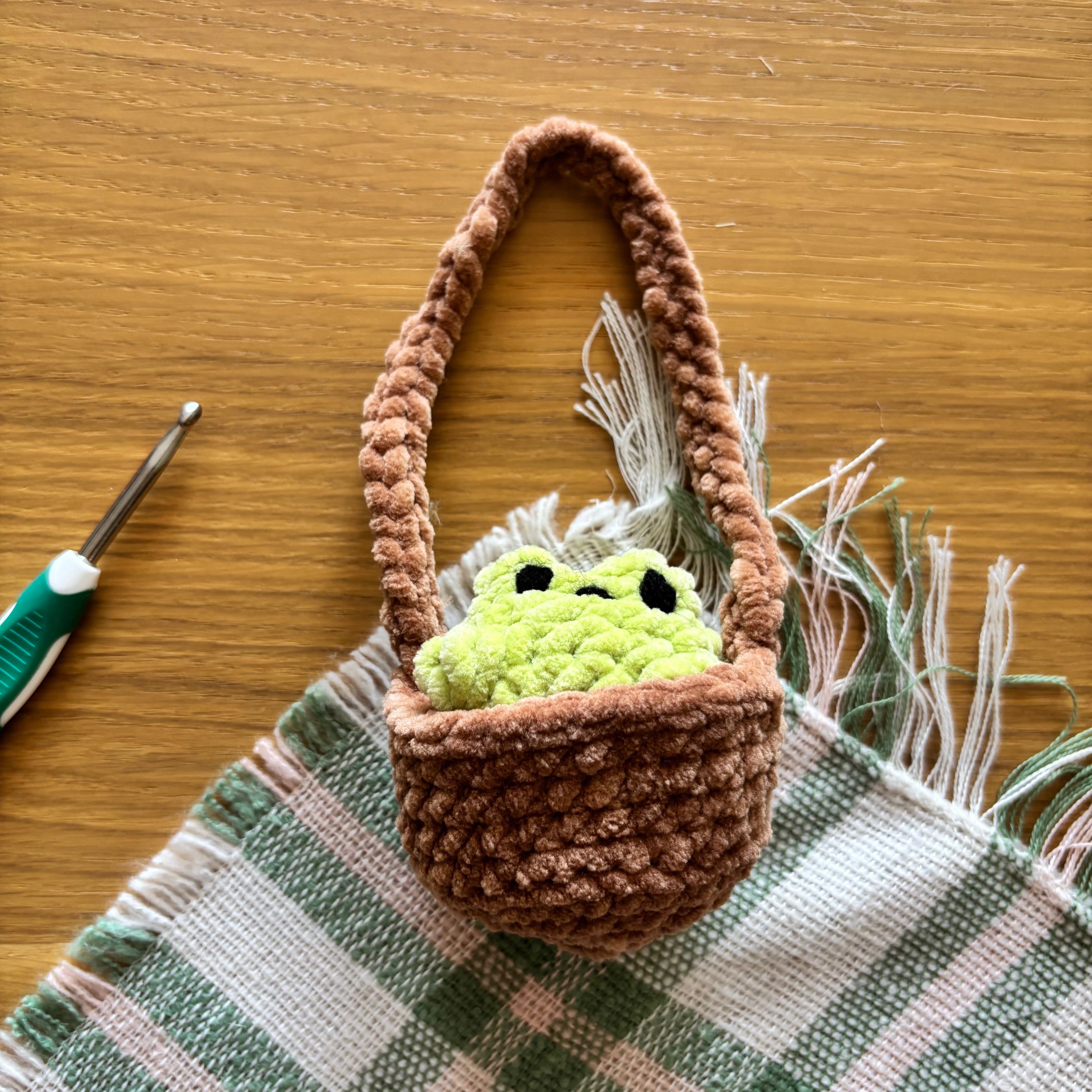 Grenouille dans son panier pour rétroviseur