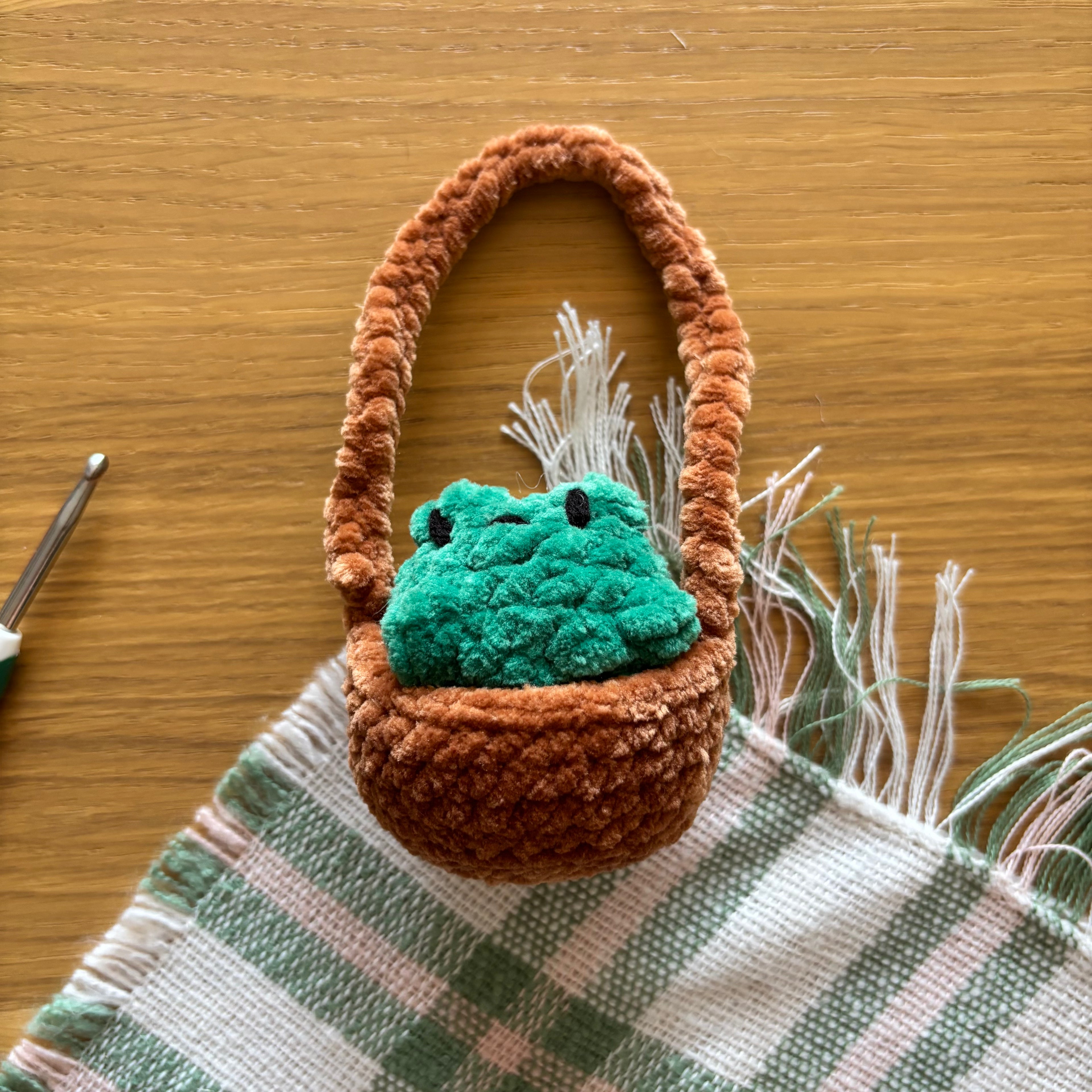 Grenouille dans son panier pour rétroviseur