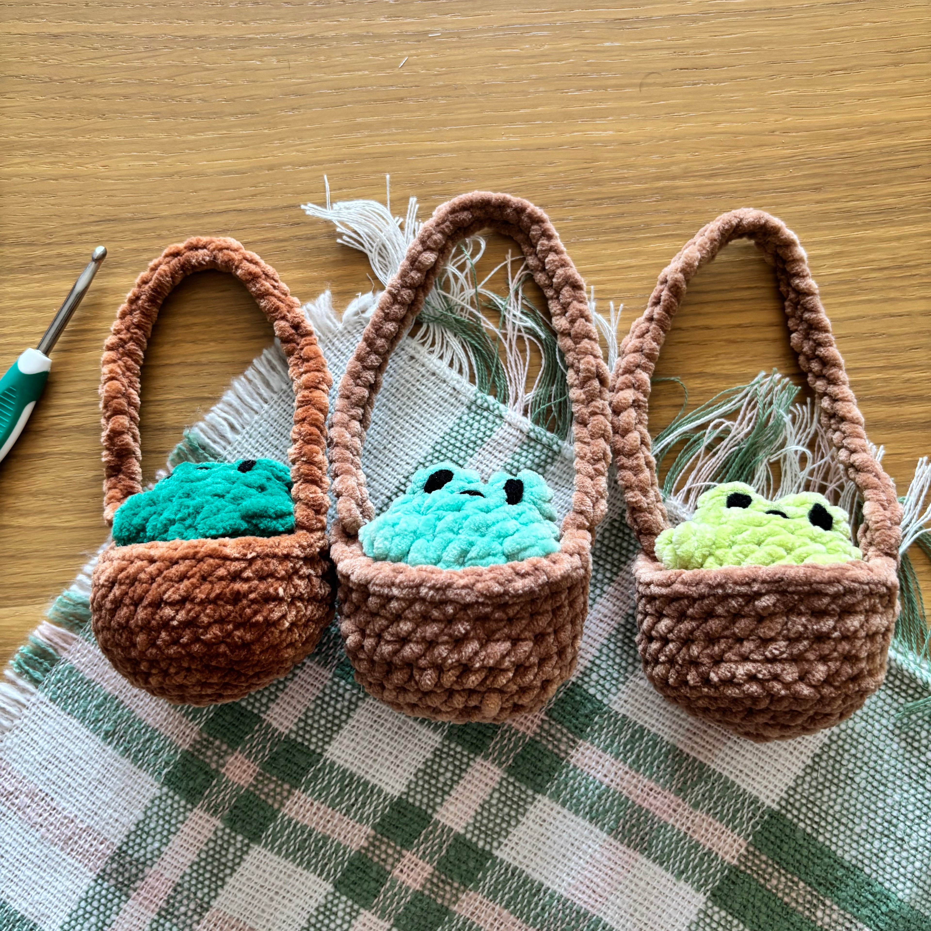 Grenouille dans son panier pour rétroviseur